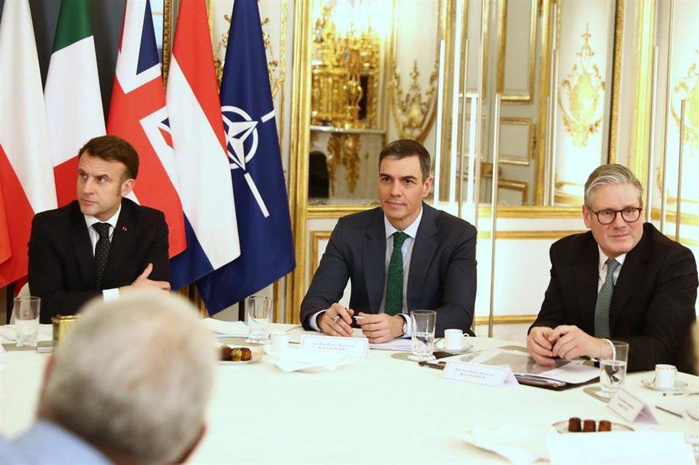 Archivo - El presidente del Gobierno, Pedro Sánchez (c), durante la Reunión de Alto Nivel sobre la situación en Ucrania, en el Palacio del Elíseo, a 17 de febrero de 2025, en París (Francia).