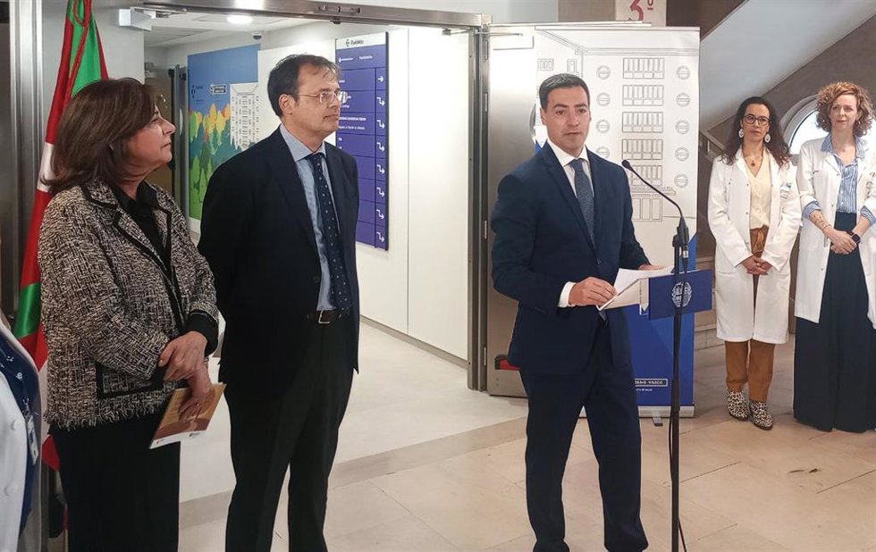Susana López Altuna, Alberto Martínez e Imanol Pradales en el hospital Santa Marina