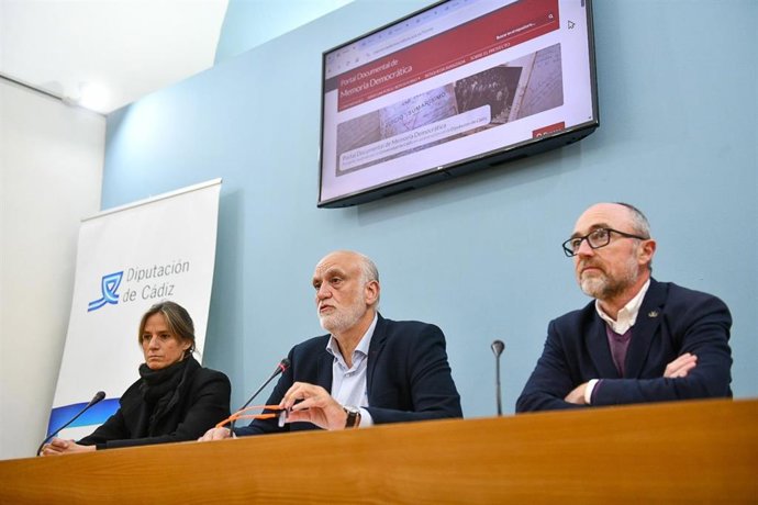 El vicepresidente segundo de la Diputación de Cádiz y responsable del Servicio de Memoria Histórica y Democrática, Javier Vidal, y el vicerrector de Sostenibilidad y Cultura de la UCA, Gonzalo Sánchez Gardey, en rueda de prensa.