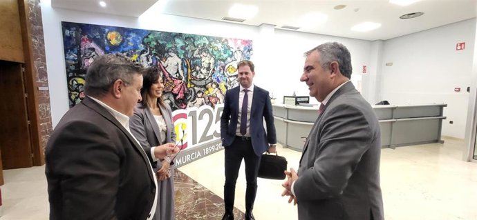 El consejero de Medio Ambiente, Universidades, Investigación y Mar Menor, Juan María Vázquez, durante la reunión con la presidenta de la Cámara de Comercio de Murcia, Miryam Fuertes, y miembros de su Comité Ejecutivo para abordar el Plan Industrial
