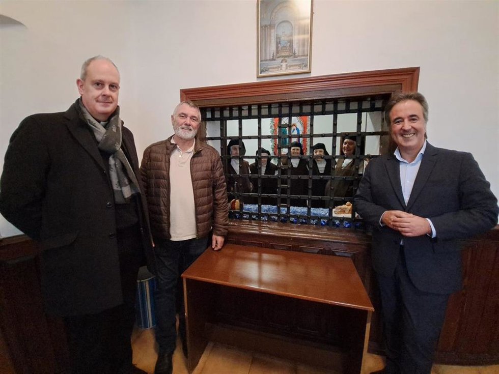 El alcalde de Camargo, Diego Movellán, en una visita a la congregración de las Carmelitas Descalzas