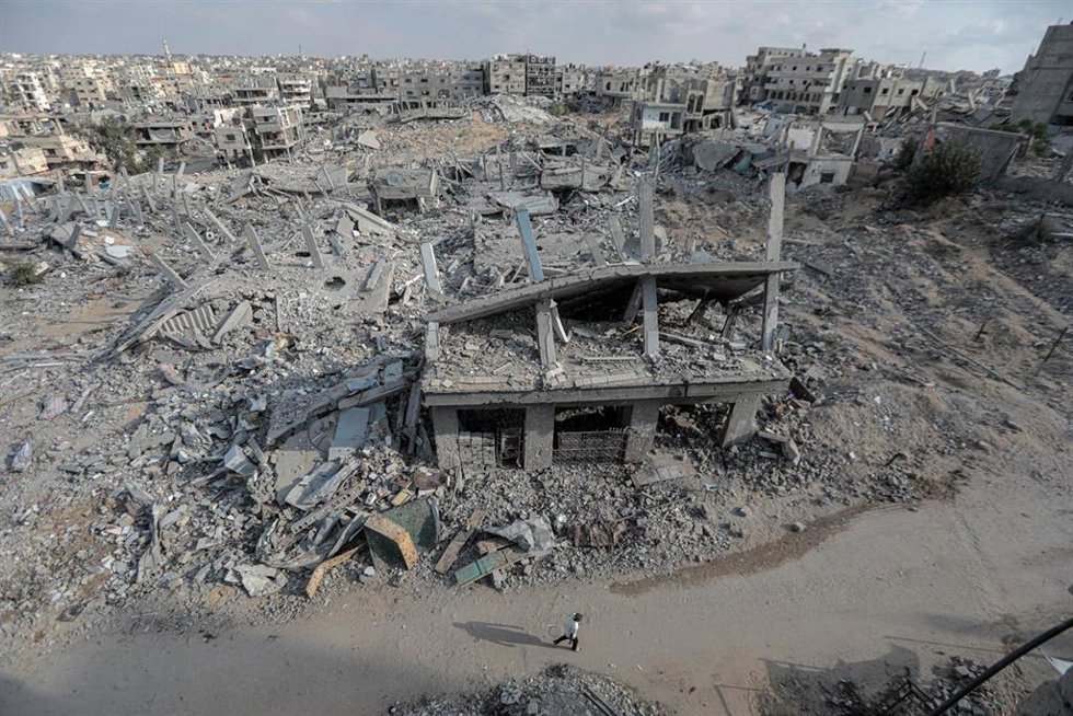 Archivo - Imagen de archivo de un edificio destruido en la Franja de Gaza tras un ataque del Ejército de Israel