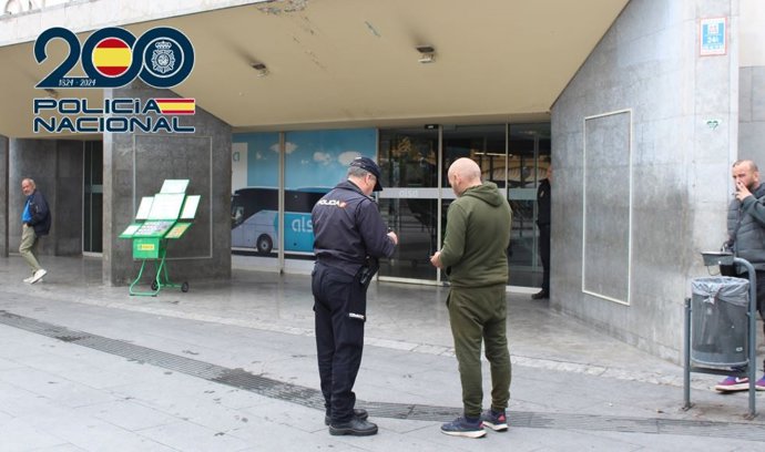 Agente de la Policía Nacional a las puertas de la estación de autobuses de Granada