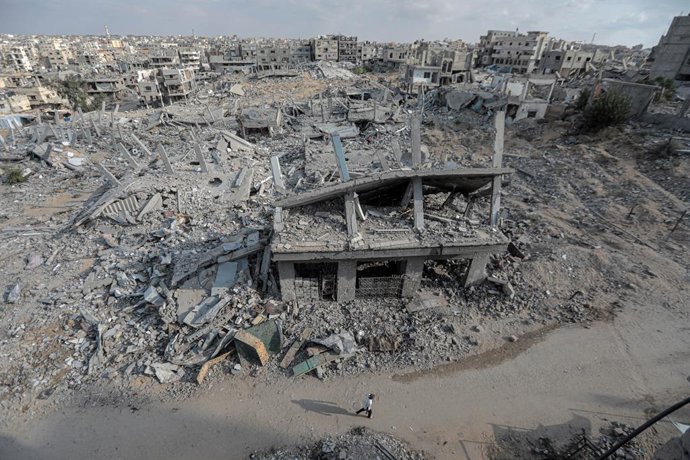 Archivo - KHAN YOUNIS, Oct. 7, 2024 -- Esta foto tirada em 6 de outubro de 2024 mostra edifícios destruídos na cidade de Khan Younis, no sul da Faixa de Gaza. Israel lançou uma ofensiva em grande escala contra o Hamas na Faixa de Gaza para retaliar um ata