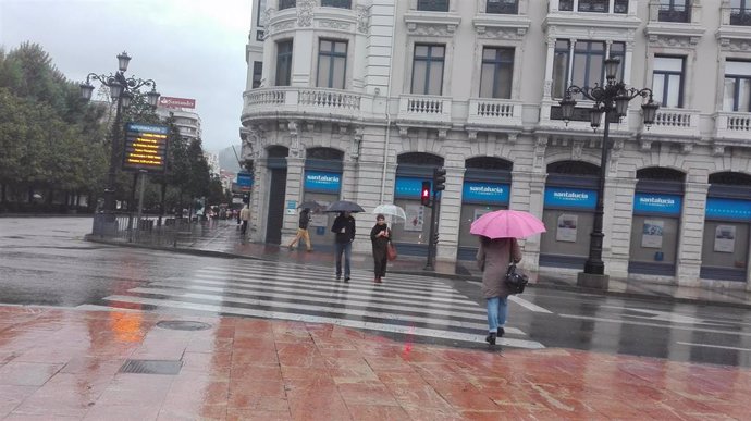 Archivo - Lluvia en Oviedo