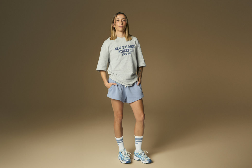La jugadora Shei García posa con ropa y calzado de la marca 'New Balance'