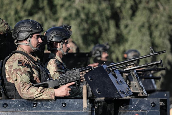 Archivo - Arquivo - Soldados iraquianos no destacamento de segurança durante o funeral de Abba Baqir al Saadi, membro sênior da milícia pró-iraniana Kataib Hezbollah, morto em um bombardeio de drone dos EUA em Bagdá, em fevereiro de 2024 (arquivo).