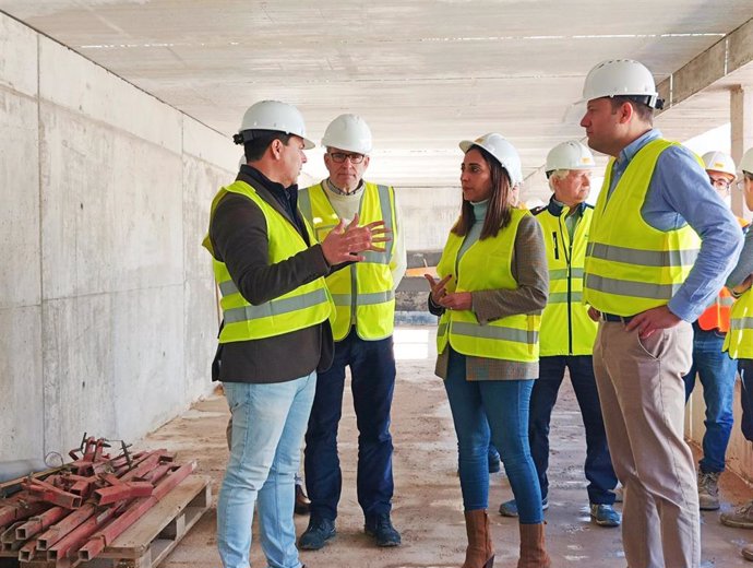 La consejera Sara Rubira junto al alcalde de San Javier, José Miguel Luengo, durante la visita al sistema de drenaje sostenible que se construye en Ciudad del Aire