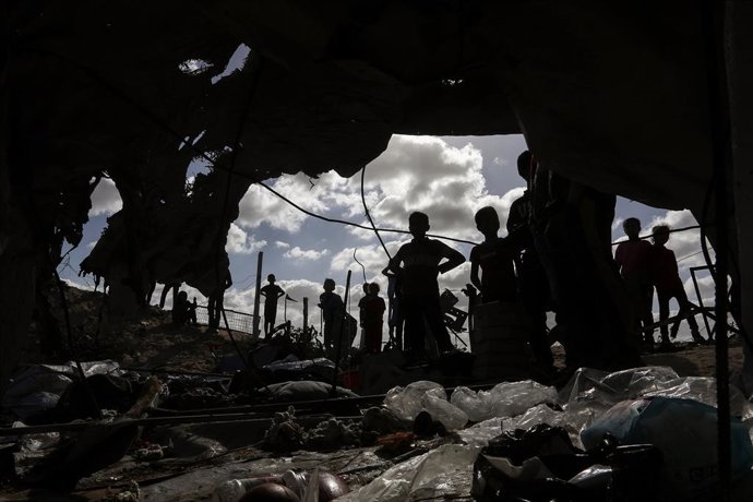 Palestinos observam os danos causados por um bombardeio do exército israelense em Khan Younis, no sul da Faixa de Gaza (arquivo).