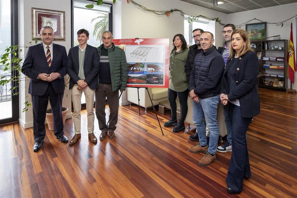 El consejero de Fomento, Roberto Media, presenta el proyecto para la construcción y cubrimiento de un parque infantil  parque infantil en la antigua estación de Pomaluengo (Castañeda)
