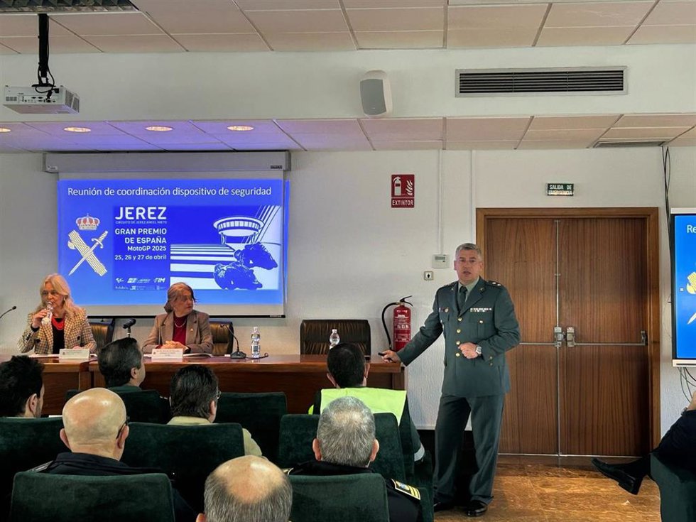 La subdelegada del Gobierno en Cádiz, Blanca Flores, y la delegada de la Junta en esta provincia, Mercedes Colombo, en la reunión del dispositivo para el Gran Premio de España de Motociclismo en el circuito de Jerez
