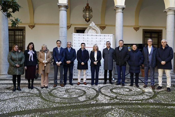 La alcaldesa de Granada, Marifrán Carazo, en el centro en la imagen, ha presidido el acto por el Día Internacional del Agua