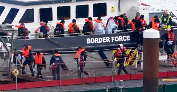Archivo - Arquivo - 16 de setembro de 2024, Reino Unido, Dover: Um grupo de pessoas que se acredita serem migrantes é trazido para Dover, de um navio da Força de Fronteira, após um incidente com um pequeno barco no Canal da Mancha. Foto: Gareth Fuller/PA 