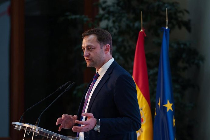 Archivo - El comisario europeo de Agricultura y Alimentación, Christophe Hansen, ofrece una rueda de prensa tras un encuentro con el ministro de Agricultura, Pesca y Alimentación, Luis Planas, en el Ministerio de Agricultura, Pesca y Alimentación, a 20 de