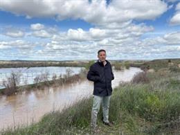 Francisco José García, presidente de Asaja Madrid, en una de las tierras anegadas.