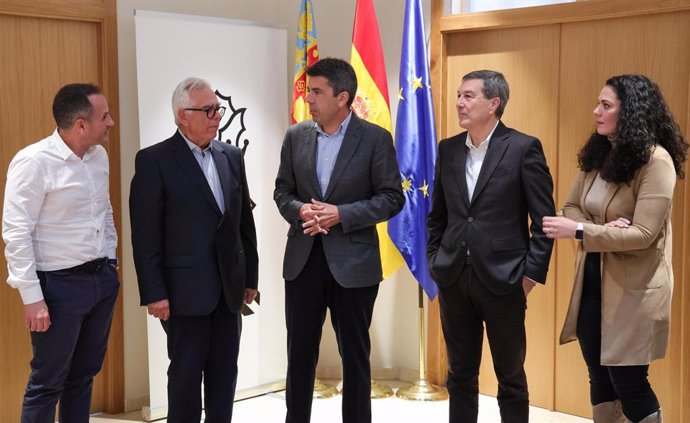 El cap del Consell, Carlos Mazón, en una reunió junt amb el conseller de Sanitat, Marciano Gómez, amb representants de l'associació de veïns. 