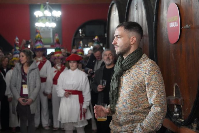 Archivo - Iñigo Etxezarreta (i) del grupo ETS (En Tol Sarmiento) con un vaso de sidra durante la celebración del XXI Sagardo Berriaren Eguna 2024, a 16 de enero de 2024, en Astigarraga, Gipuzkoa