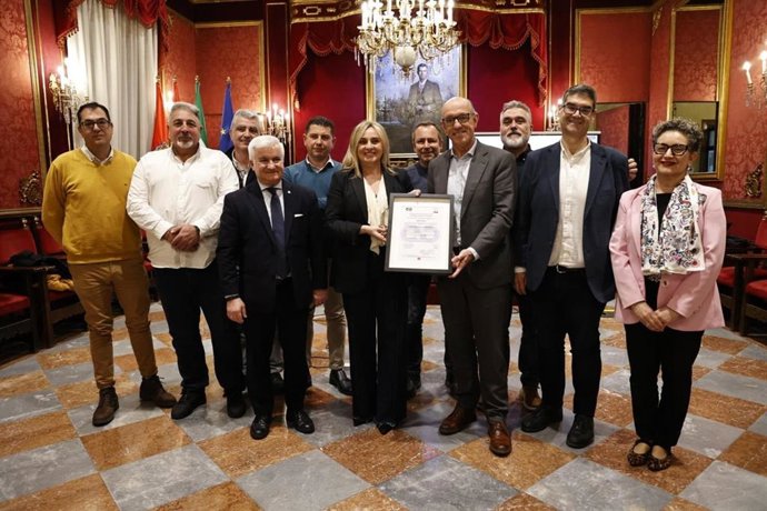 Acto de entrega al Ayuntamiento de Granada de un certificado de ciberseguridad a nivel medio con el Esquema Nacional de Seguridad, con la alcaldesa de la ciudad, Marifrán Carazo, en el centro en la imagen