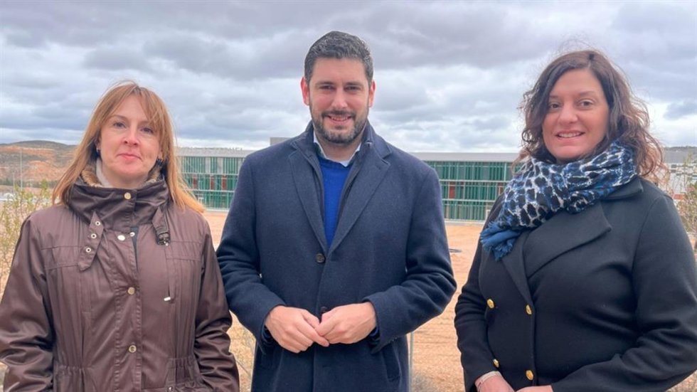 El portavoz parlamentario de VOX en las Cortes de Aragón, Alejandro Nolasco; y las concejales en la ciudad de Teruel, Elena Fernández y Verónica Luz.