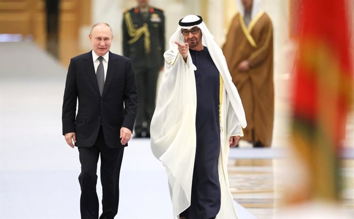 Archivo - Arquivo - 6 de dezembro de 2023, Abu Dhabi, Abu Dhabi, Emirados Árabes Unidos: O presidente russo Vladimir Putin visita os Emirados Árabes Unidos e se reúne com o presidente Mohamed bin Zayed Al Nahyan no Qasr Al Watan em Abu Dhabi, Emirados Ára