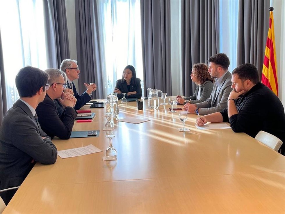 Reunión de la consellera de Interior y Seguridad Pública, Núria Parlon, con los portavoces de la Comisión de Interior y Seguridad Pública del Parlament que apoyaron la investidura