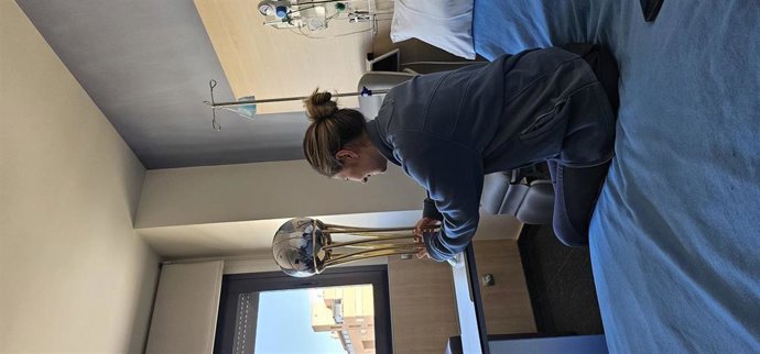 Los pacientes de Quirónsalud Málaga reciben la visita de la Copa del Rey de Unicaja Baloncesto