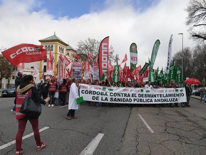 Los sindicatos y las mareas reclaman en Córdoba con una manifestación la mejora de la Atención Primaria.