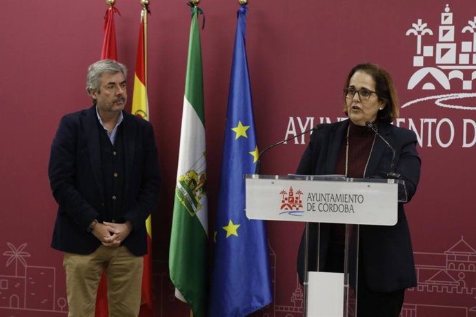 El portavoz del gobierno del Ayuntamiento de Córdoba, Miguel Ángel Torrico, y la teniente de alcalde delegada de Economía y Hacienda, Blanca Torrent.