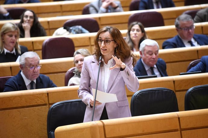 A Ministra da Saúde, Mónica García, durante uma sessão de controle do governo no Senado, em 18 de março de 2025, em Madri (Espanha). Na sessão, o governo respondeu a perguntas como a oposição do Ministério Público à reabertura do caso de Mi