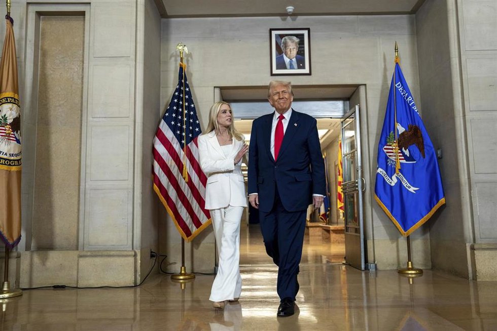 El presidente de Estados Unidos, Donald Trump, junto a la fiscal general del país, Pam Bondi, durante una visita a la sede del Departamento de Justicia.