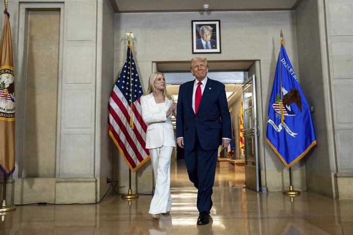 14 de março de 2025, Washington, Dc, Estados Unidos: O presidente dos EUA, Donald Trump, à direita, caminha com a procuradora-geral Pam Bondi, à esquerda, enquanto chega para fazer comentários no Grande Salão do Departamento de Justiça, em 14 de março de 