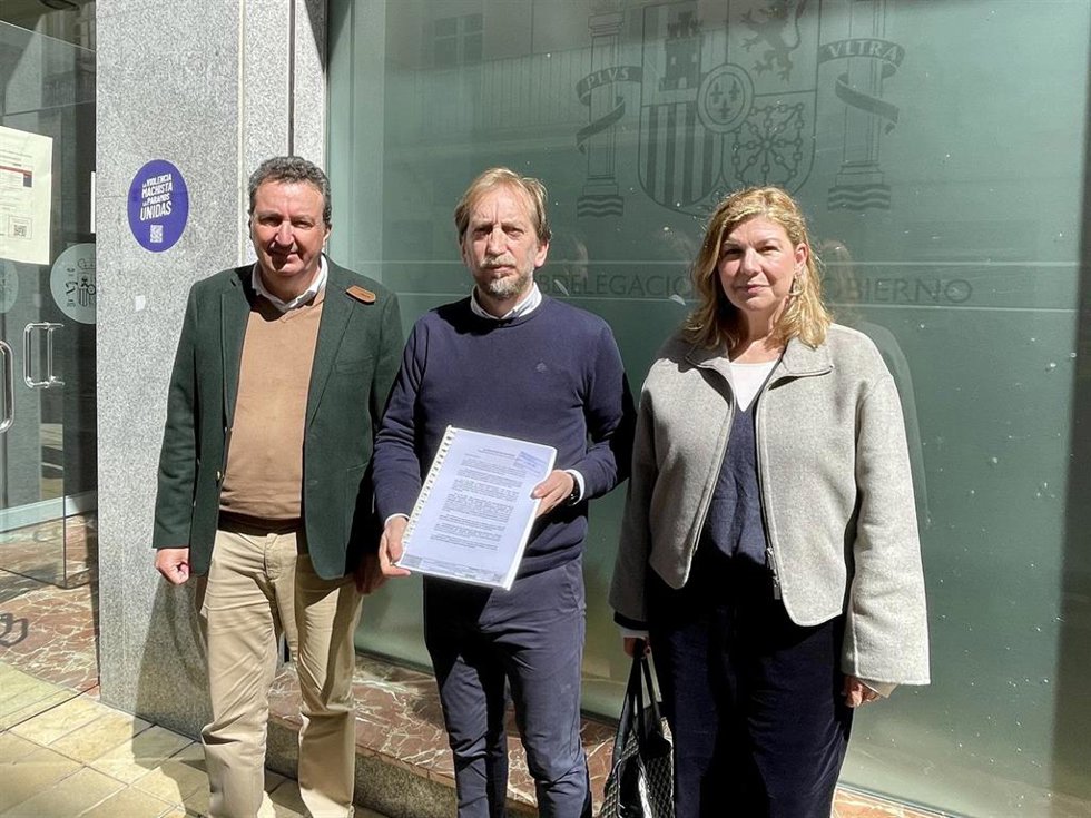 El alcalde de Nerva, Rafael Prado, acompñadado por el presidente provincial, Manuel Andrés González y la secretaria general, Berta Centeno.