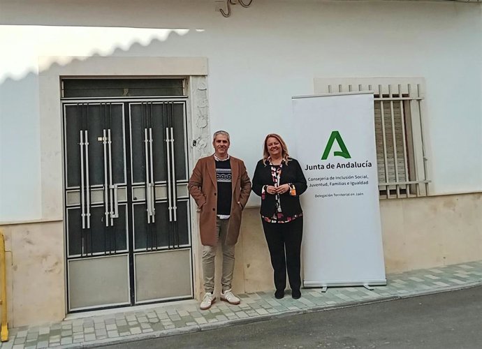 La delegada territorial de Inclusión Social, Juventud, Familias e Igualdad en Jaén, Ángela Hidalgo,  junto al alcalde-presidente de La Bobadilla, Manuel Latorre, en la inguración del centro de día.