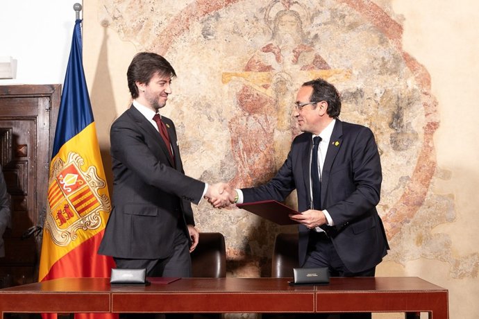 Carles Ensenyat y Josep Rull durant la firma del memorándum