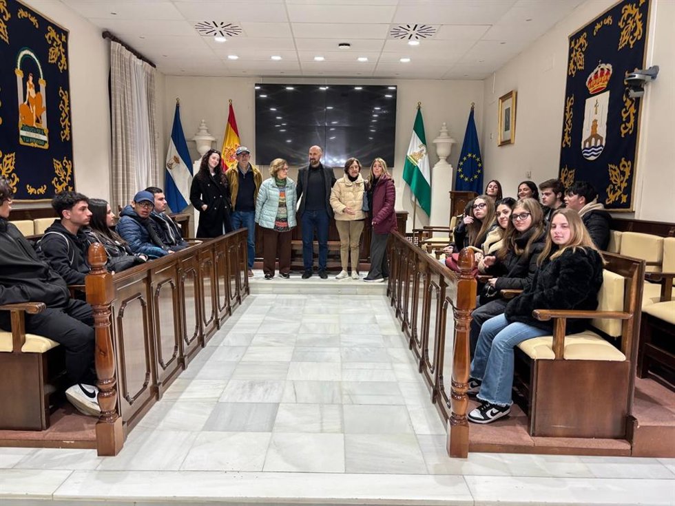 Estudiantes de Bari (Italia), en el salón de plenos del Consistorio alcalareño.