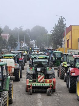 Tractorada en Lopera contra la instalación de plantas solares en terrenos de olivar.