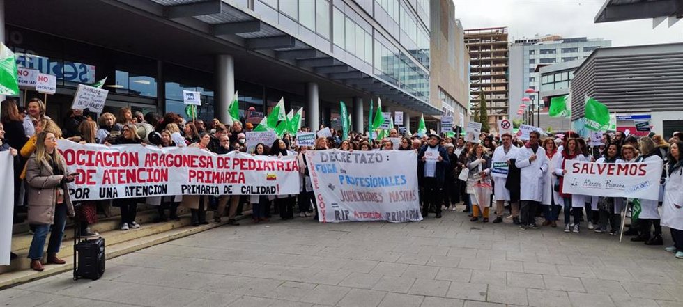 Protesta convocada este lunes por los sindicatos de personal médico y de enfermería junto al edificio de la COnsejería de Sanidad del Gobierno de Aragón.