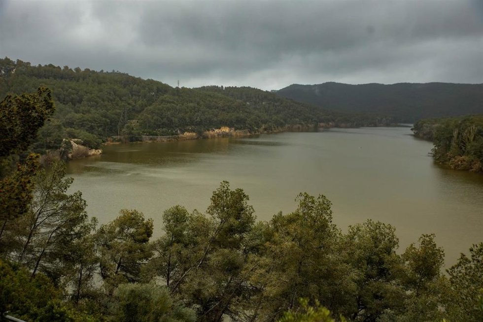Vista del embalse de Foix, a 19 de marzo de 2025, en Castellet y Gornal, Barcelona, Catalunya (España). 