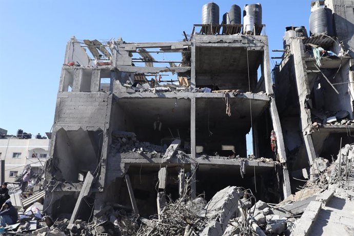 23 de março de 2025, Nuseirat, Faixa de Gaza, Território Palestino: Palestinos inspecionam os escombros e detritos no local dos ataques israelenses na noite anterior no campo de refugiados de Nuseirat, no centro da Faixa de Gaza, em 23 de março de 2025. O