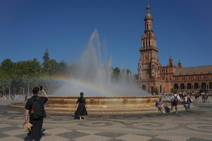 Archivo - Turistas pasean por la Plaza de España