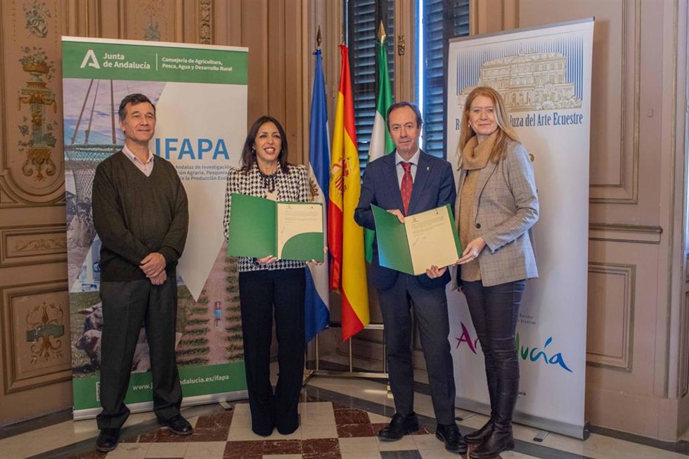 La presidenta del Instituto Andaluz de Investigación y Formación Agraria, Pesquera, Alimentaria y de la Producción Ecológica (Ifapa), Marta Bosquet, y el director de la Real Escuela Andaluza del Arte Ecuestre, Rafael Olvera, en la firma de un convenio.