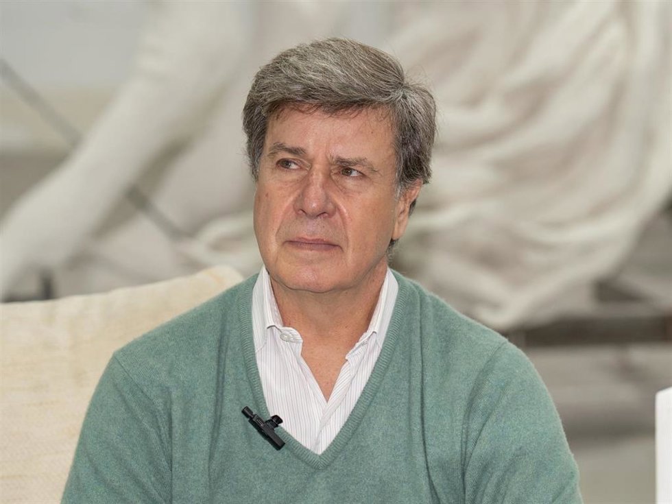 Cayetano Martínez de Irujo durante el coloquio del escultor