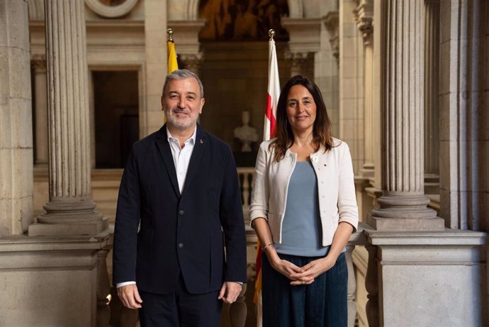 El alcalde de Barcelona, Jaume Collboni, y la consellera de Educación y Formación Profesional, Esther Niubó