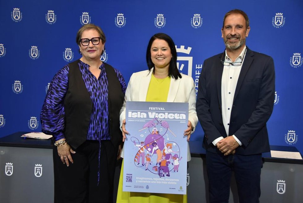 La concejal de Educación de Arafo, Mercedes Gracia, la directora insular de Igualdad, Patricia León y el alcalde de Arado, Juan Ramón Martín, en la presentación del 'Festival Isla Violeta'