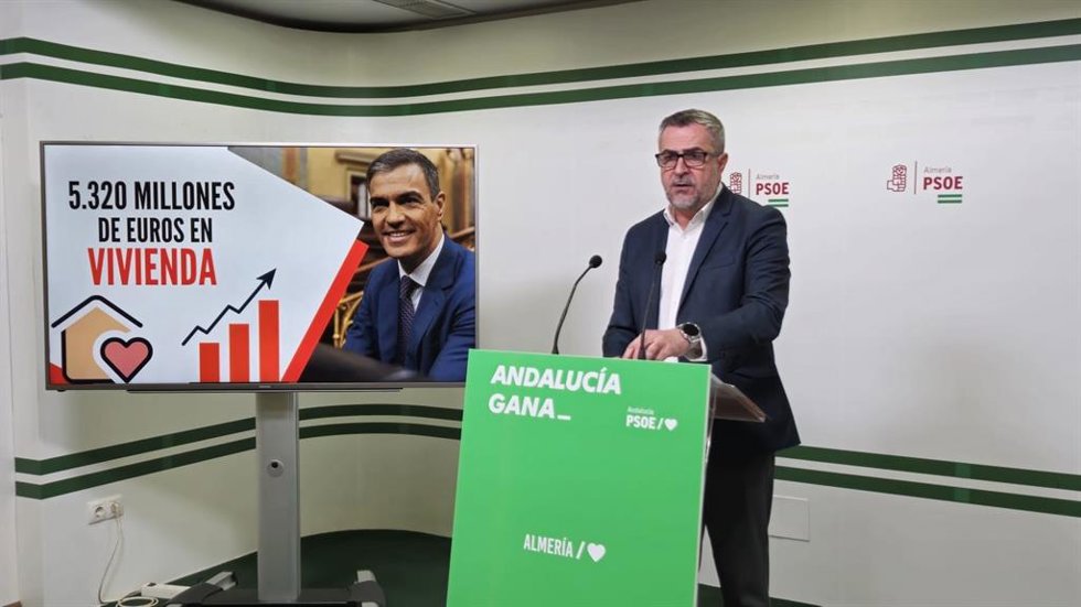 El diputado nacional del PSOE por Almería, Juan Antonio Lorenzo Cazorla, durante la rueda de prensa.