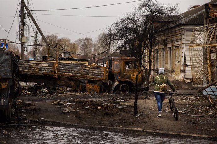 Archivo - Arquivo - Imagem de arquivo de uma área residencial em Sumi bombardeada pela Rússia.
