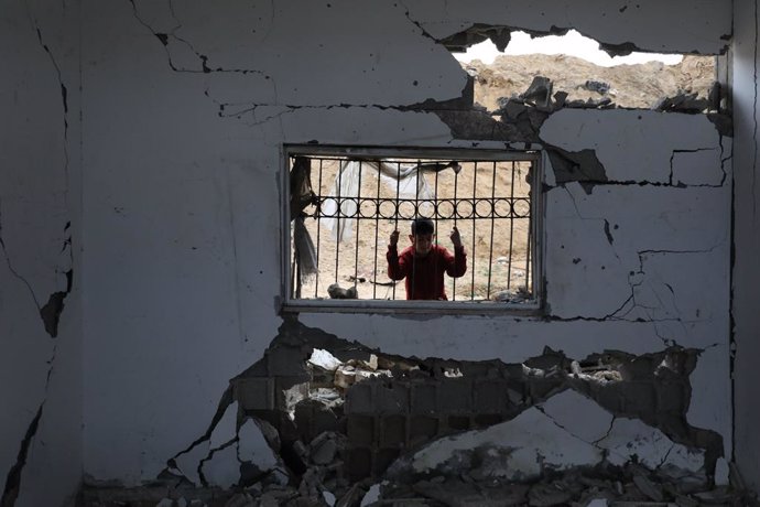 22 de março de 2025, Deir El-Balah, Faixa de Gaza, Território Palestino: Palestinos inspecionam os escombros de uma estrutura atingida por um bombardeio israelense em Deir al-Balah, Faixa de Gaza, no sábado, 22 de março de 2025