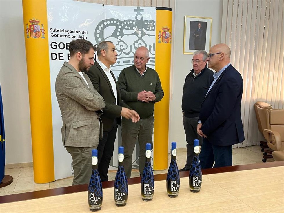 Manuel Fernández (d), junto a responsables de Picualia.