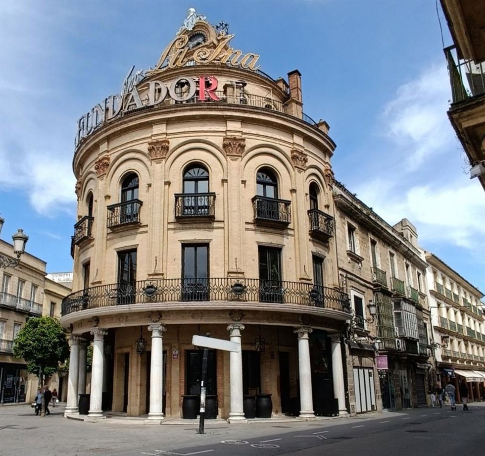 Archivo - Vista del edificio Gallo Azul de Jerez de la Frontera (Cádiz) en la calle Larga.