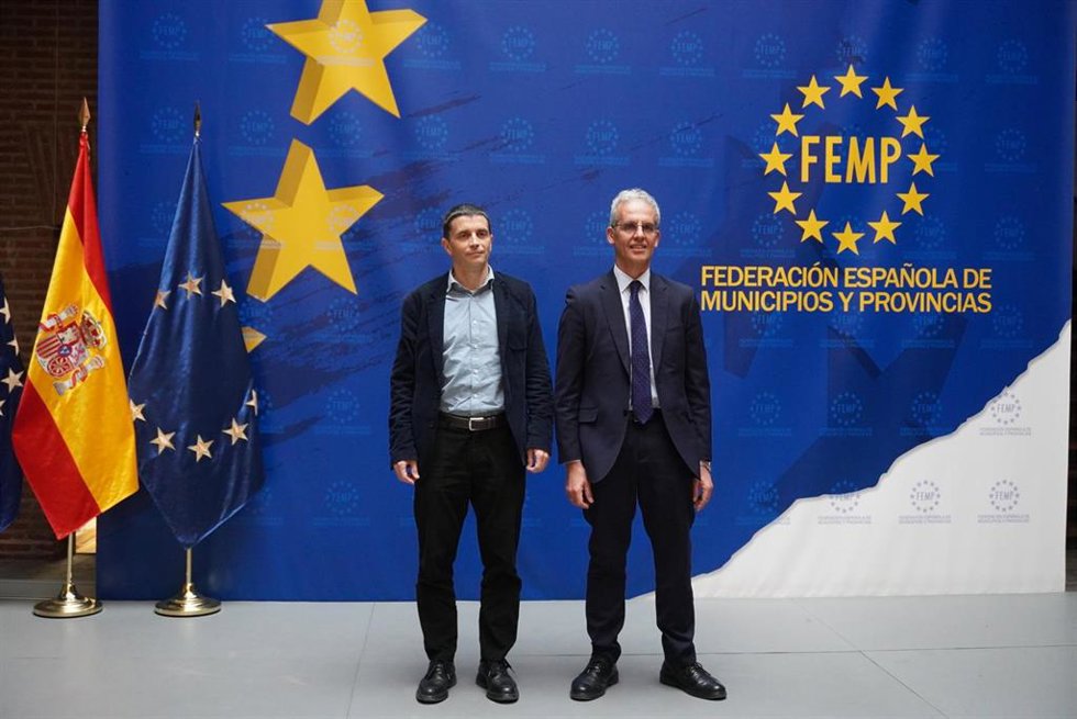 (I-D): El Secretario De Estado De Seguridad Social Y Pensiones, Borja Suárez, Y El Secretario General De La FEMP, Luis Martínez-Sicluna. En Madrid, A 24 De Marzo De 2025.